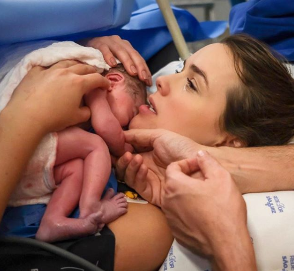 Cantora sertaneja divulgou imagens de seu trabalho de parto antes de fazer uma cesárea para a chegada da filha Liz