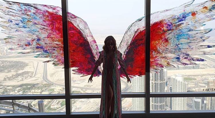 Poderosa! Antes de chegar à Indonésia, Anitta aproveitou a conexão dos voos para conhecer Dubai 