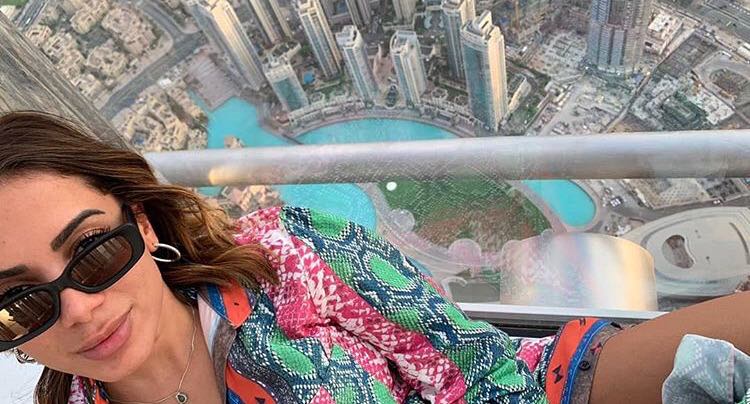 Poderosa! Antes de chegar à Indonésia, Anitta aproveitou a conexão dos voos para conhecer Dubai