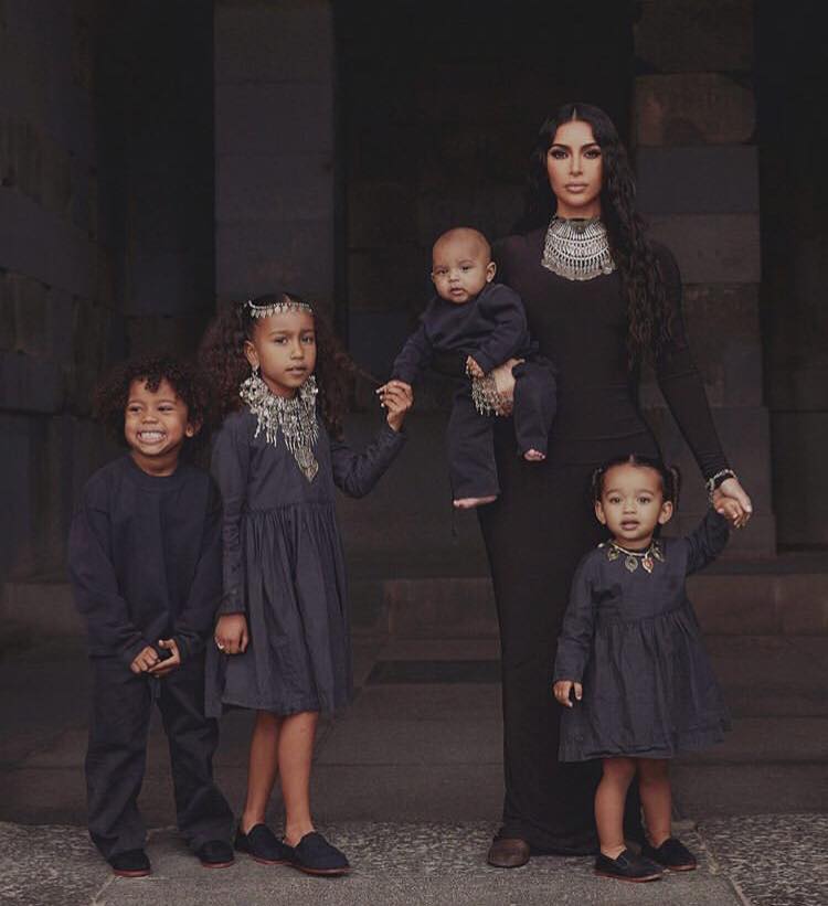 Kim com os filhos em viagem à Armênia