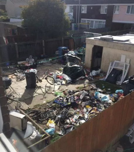 Mulher e cinco filhos juntavam lixo e destruíram a propriedade