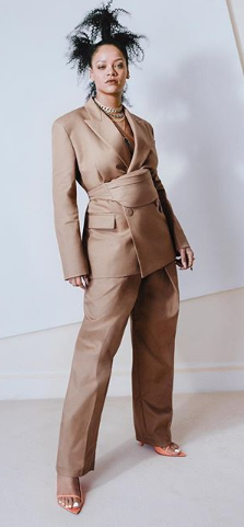 Rihanna lança primeira coleção de sua marca de luxo