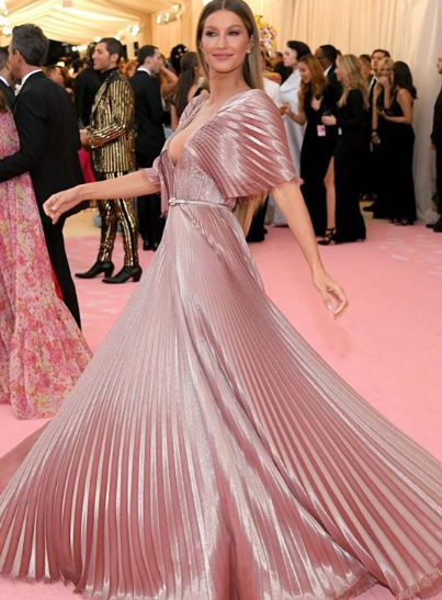 Brasileira apostou em vestido sustentável da Dior e aplique no cabelo