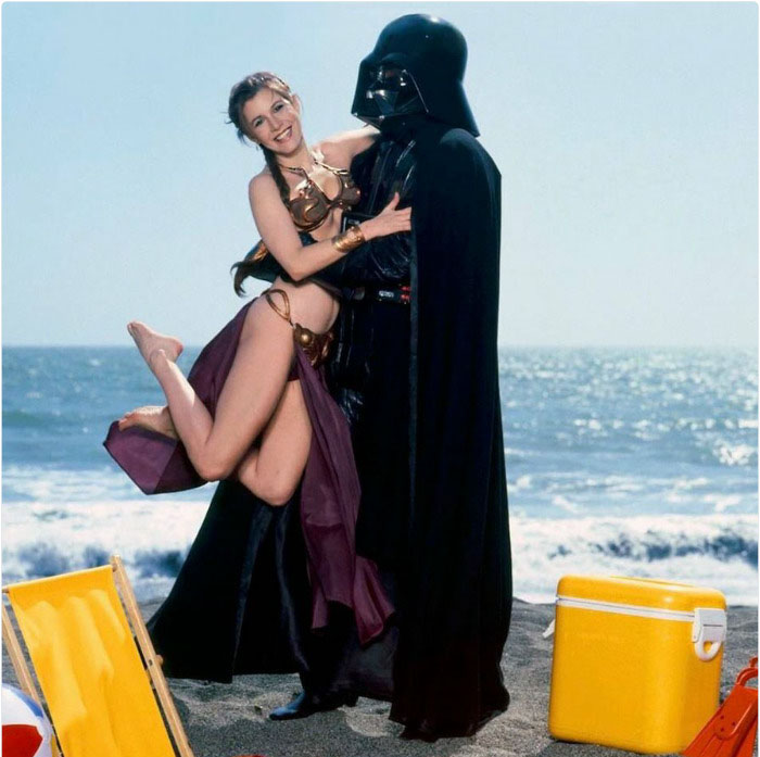 Carrie Fischer de Princesa Leia na praia com o 