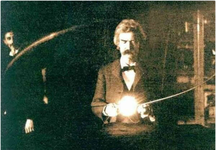 escritor Mark Twain no laboratório de Nikola Tesla em 1894
