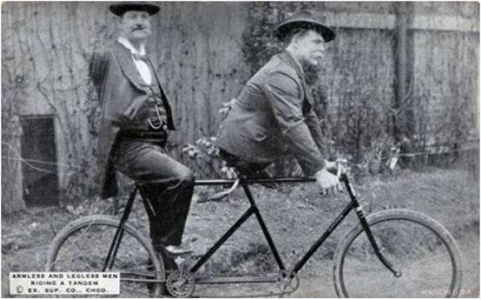 Homem sem pernas, Charles B. Tripp, e homem sem braços, Eli Bown, numa bicicleta nos anos 1890