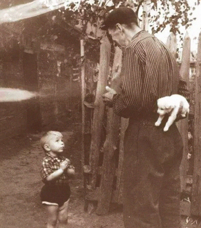 Jovem prestes a ganhar um filhote do pai em 1929, época da crise do café