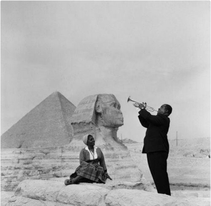 Louis Armstrong tocando para a esposa em Giza, 1961