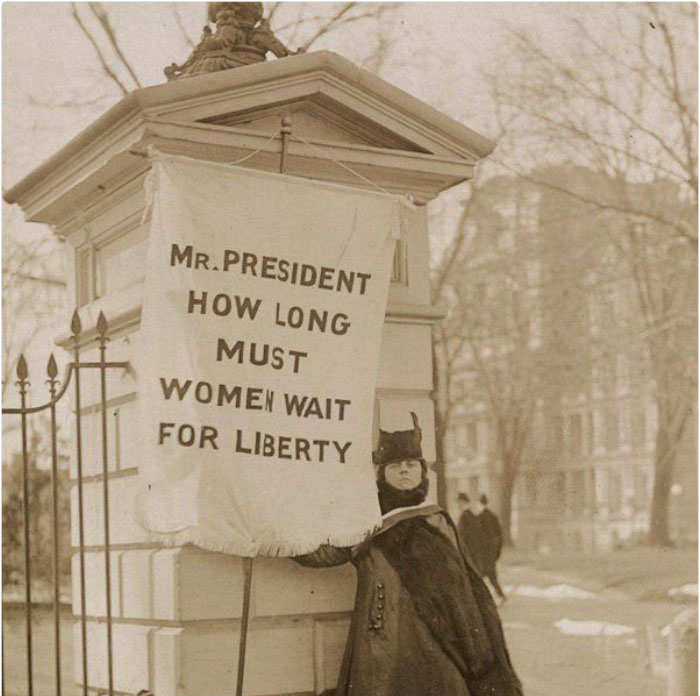Mulher protestando em frente à Casa Branca em 1917