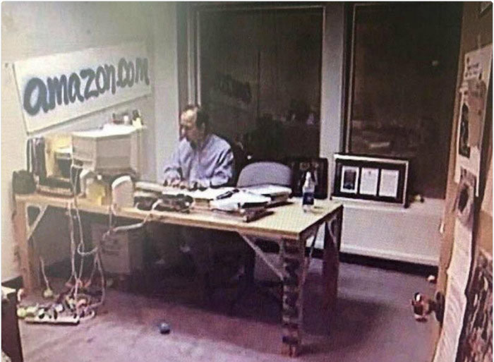 O homem mais rico do mundo, Jeff Bezos, dono da Amazon, em se escritório em 1999