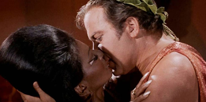Primeiro beijo interracial televisionado- Capitão Kirk e Uhura em Star Trek, 1968