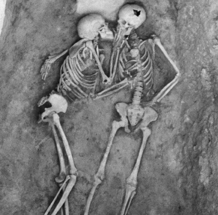 Um beijo de 6000 anos descoberto no Irã em 1972
