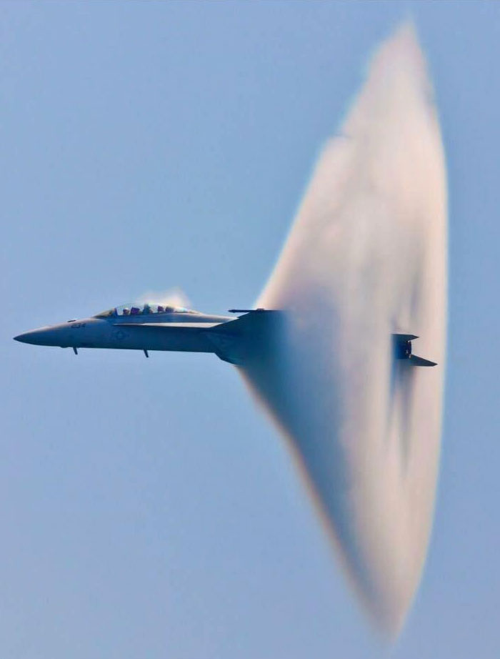 Uma aeronave F-18 Super Hornet quebrando a barreira do som