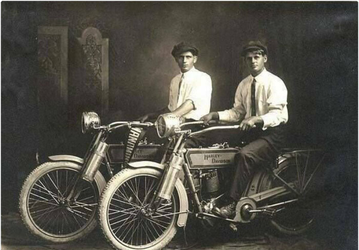 William Harley e Arthur Davidson, criadores da Harley Davidson, em 1914