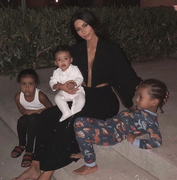 Kim com os filhos North, Chicago e Saint