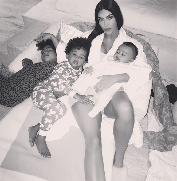 Kim com os três filhos: North, Saint e Chicago