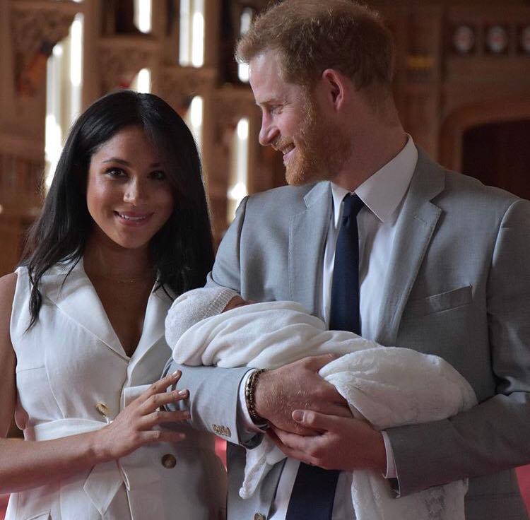 O tão aguardado primeiro filho da duquesa de Sussex e do príncipe Harry nasceu no dia 6 de Maio. Na Inglaterra, o Dia das Mães é comemorado em Março, mas como Meghan é americana, o Instagram oficial da família não deixou a data especial passar em branco