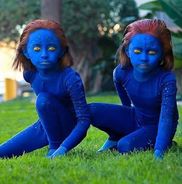 Gêmeas surpreendem com cosplays realistas