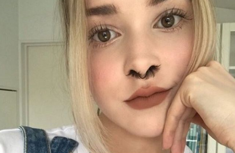 Colocar cílios postiços nas narinas parece ser moda entre meninas no Instagram