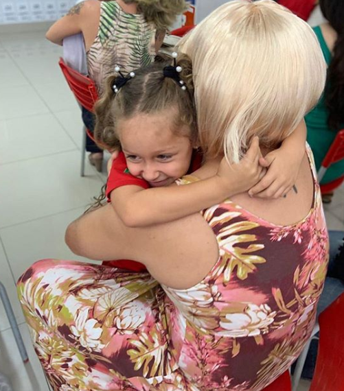 O viúvo Daniel Correa se vestiu de 'mamãe' para alegrar a filha na comemoração de Dia das Mães de sua escola