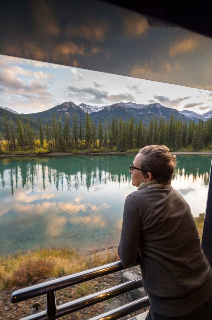 Trem de luxo tem paredes e teto de vidro e percorre montanhas no Canadá