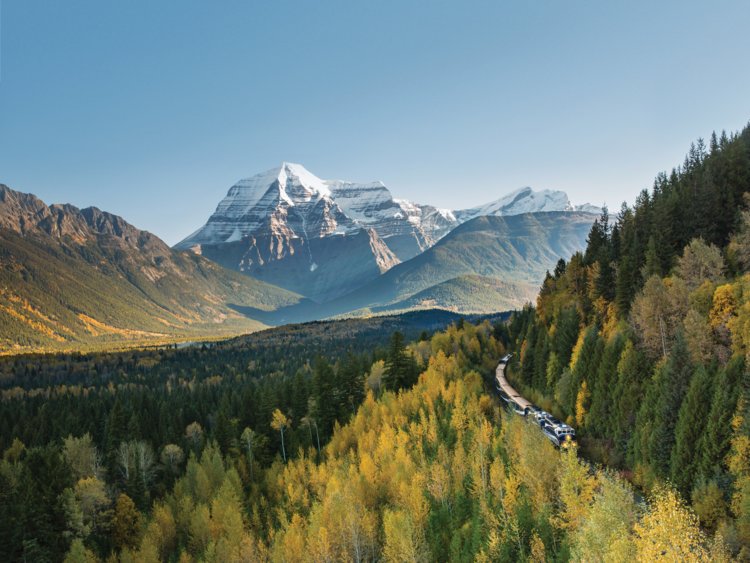 Trem de luxo tem paredes e teto de vidro e percorre montanhas no Canadá