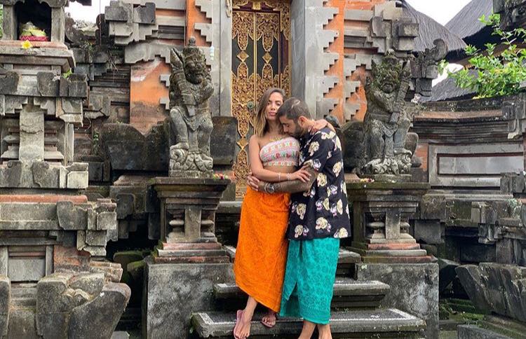 Casal assumiu o romance durante as férias em Bali, Indonésia