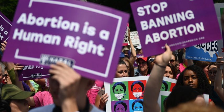 Vários estados nos EUA estão passando por mudanças em relação à restrição abortiva.