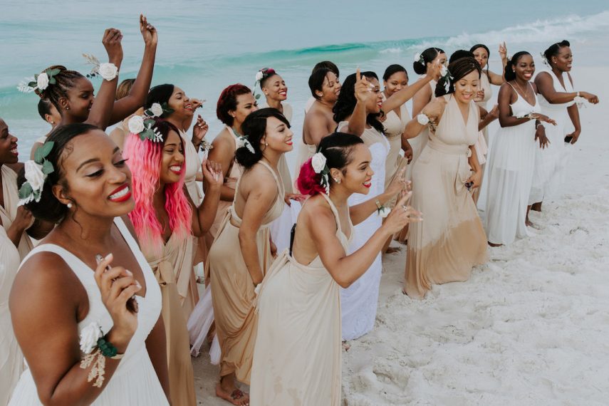 Americana leva quase todas as amigas para casamento na praia