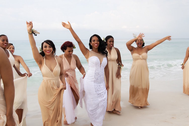Americana leva quase todas as amigas para casamento na praia