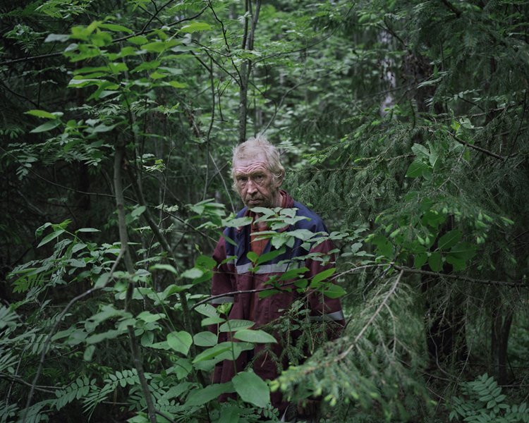 Danila Tkachenko fotografou pessoas que se isolaram completamente de centros urbanos em seu novo habitat natural.