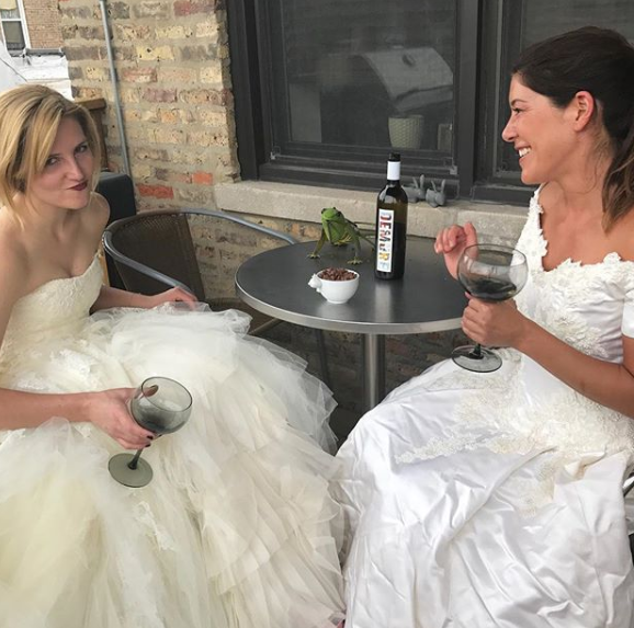 Após traições, amigas passam a usar os vestidos de noiva em passeios comuns