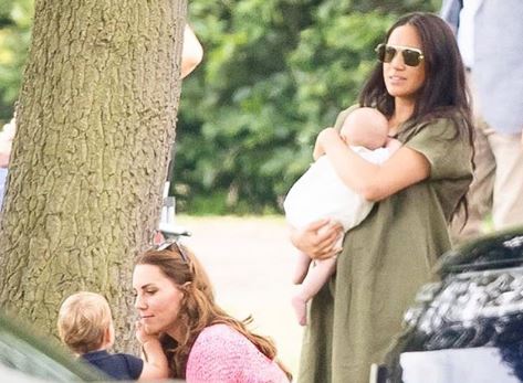 Meghan Markle e Kate Middleton levam filhos a evento esportivo