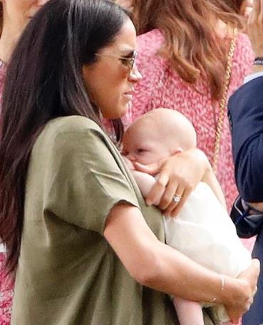Meghan Markle e Kate Middleton levam filhos a evento esportivo