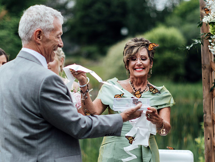 Família solta borboletas em casamento para lembrar irmã do noivo que havia morrido