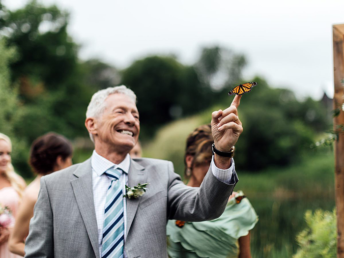 Família solta borboletas em casamento para lembrar irmã do noivo que havia morrido