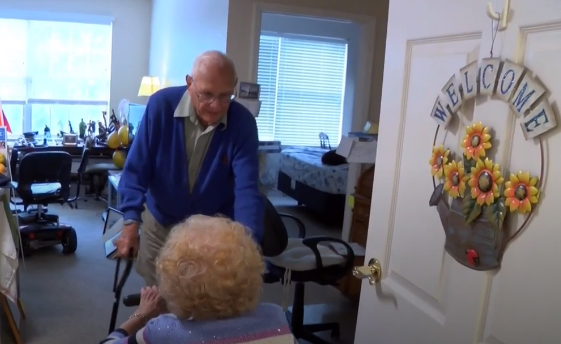 John, de 100 anos, e Phyllis, de 102, casaram-se após um ano de namoro