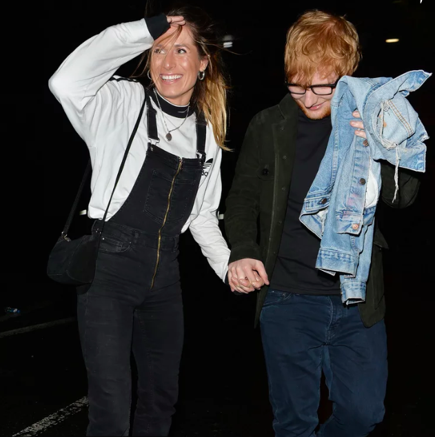 Os dois pombinhos se conheceram quando Ed Sheeran tinha apenas 11 anos, mas só começaram a namorar em 2015. Ficaram noivos em 2017, e finalmente casaram em dezembro de 2018.