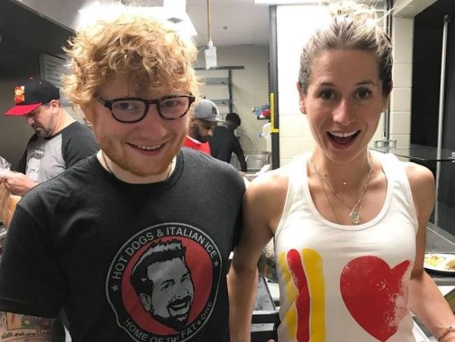 Os dois pombinhos se conheceram quando Ed Sheeran tinha apenas 11 anos, mas só começaram a namorar em 2015. Ficaram noivos em 2017, e finalmente casaram em dezembro de 2018.