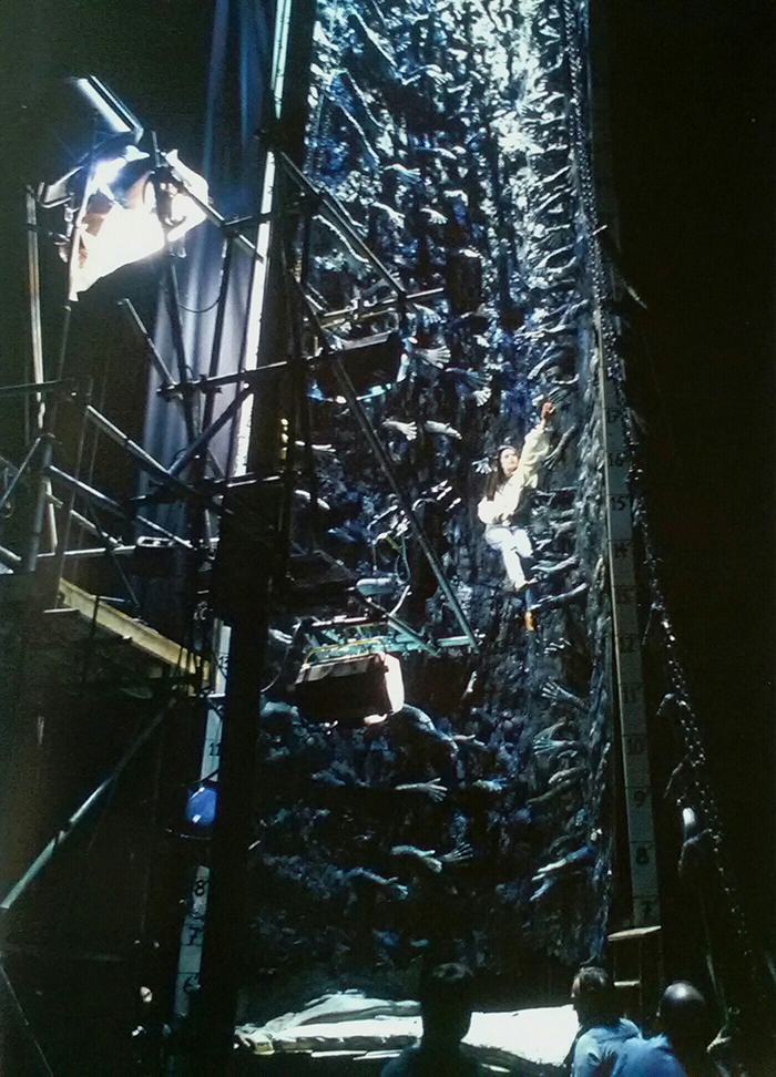 Labirinto (1986): mais de 100 pares de mãos de látex foram usadas nesta cena