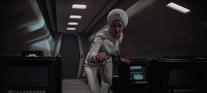 2001: Uma Odisséia no Espaço (1968): para dar a impressão de que a caneta está voando, o diretor Stanley Kubrick pediu que o objeto fosse colado em um vidro