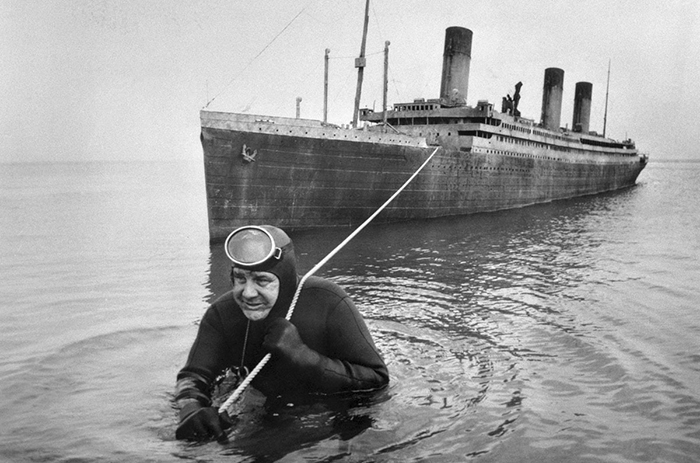 O Resgate do Titanic (1980): nadador puxa réplica em miniatura do navio