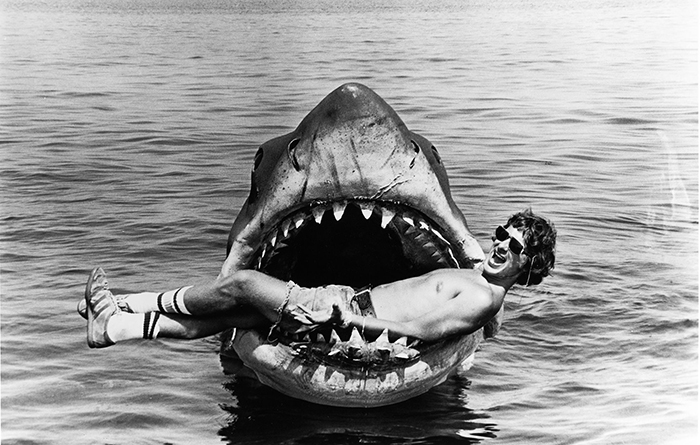 Tubarão (1975): Spielberg se diverte sentado na boca de protótipo construído para o filme