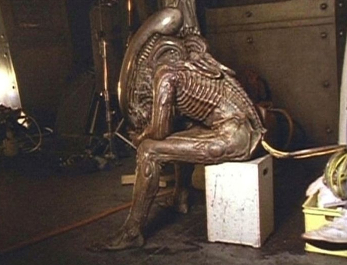 Alien (1992): ator descansa com roupa de látex durante intervalo