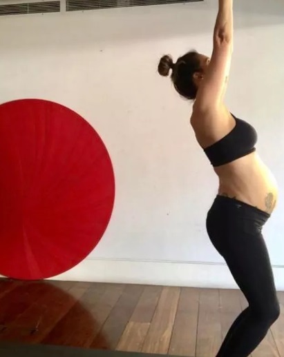 Apresentadora pratica ioga na reta final da gestação