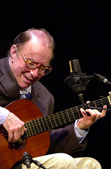 Considerado pai da Bossa Nova, música morreu aos 88 anos em sua casa, no Rio de Janeiro