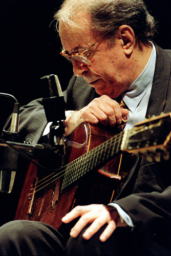 Considerado pai da Bossa Nova, música morreu aos 88 anos em sua casa, no Rio de Janeiro