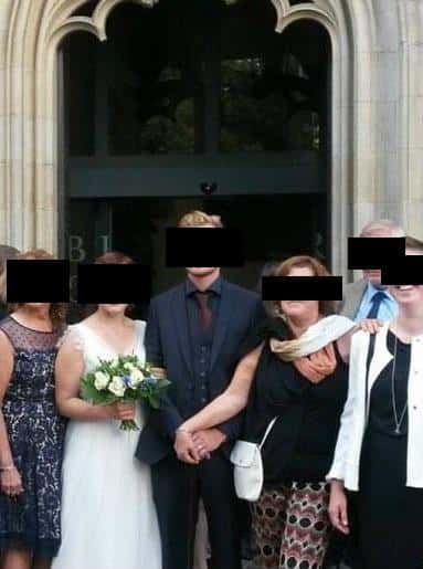 A noiva ainda contou que há fotos em que ela fica entre os dois, apesar de não compartilhá-las.