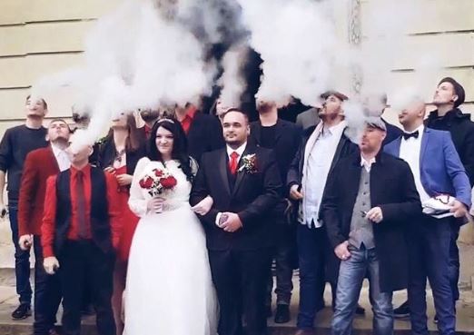 Fumar cigarros eletrônicos vira moda em casamentos