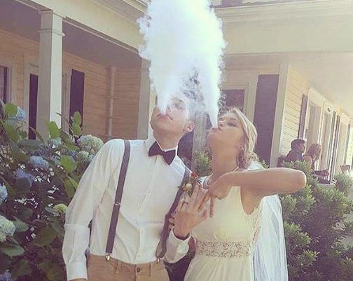 Fumar cigarros eletrônicos vira moda em casamentos